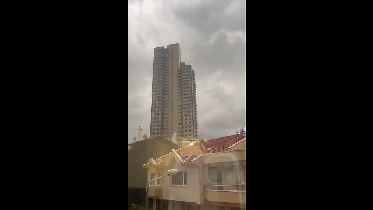 A flying sofa was spotted in the sky over the capital of #Turkey