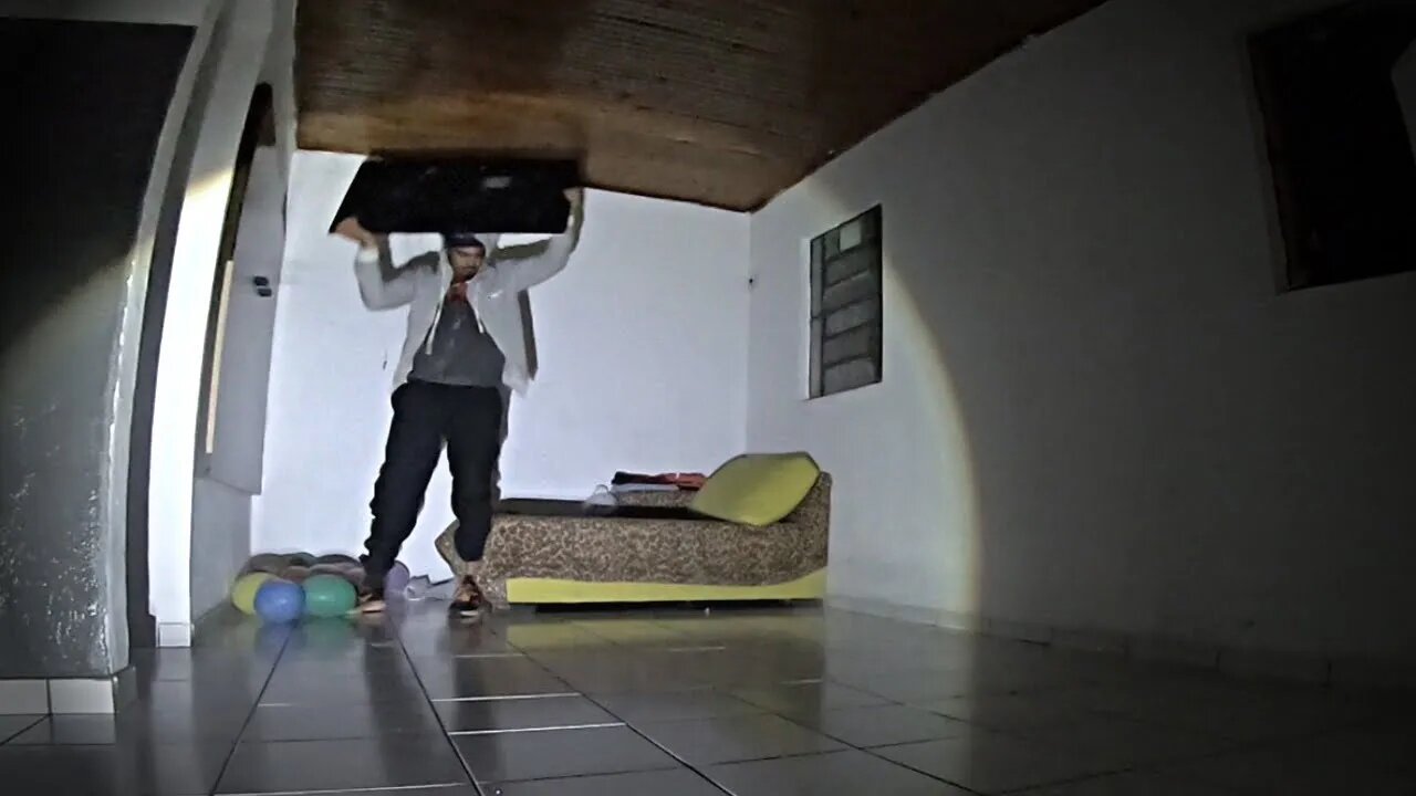 ELE ESTÁ FORA DE CONTROLE, QUEBROU TODA A CASA, JÁ DEU.