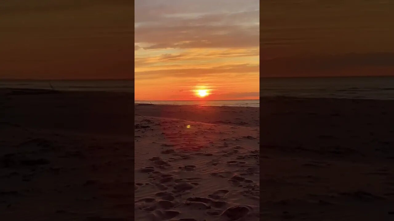 Slow zoom at the sunset