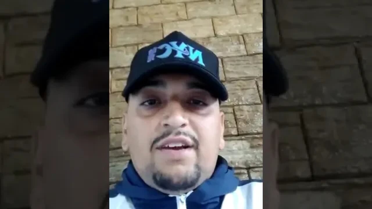 Flamenguista se desculpando com funcionários da loja do Vasco e com a torcida do Vasco