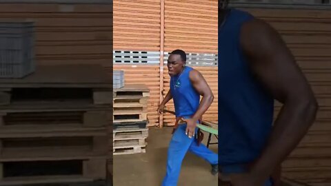 IMITANDO UMA CARRETA REDUZINDO , O NEGUINHO MANDA MUITO BEM ASSISTA !! ( MEME ) ( VIRAL ) #shorts