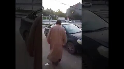 يجتمع الحمام و ينتظر دائما هذا الرجل الطيب كل يوم في نفس الوقت على أسلاك الكهرباء ويعرفونه من سيارته