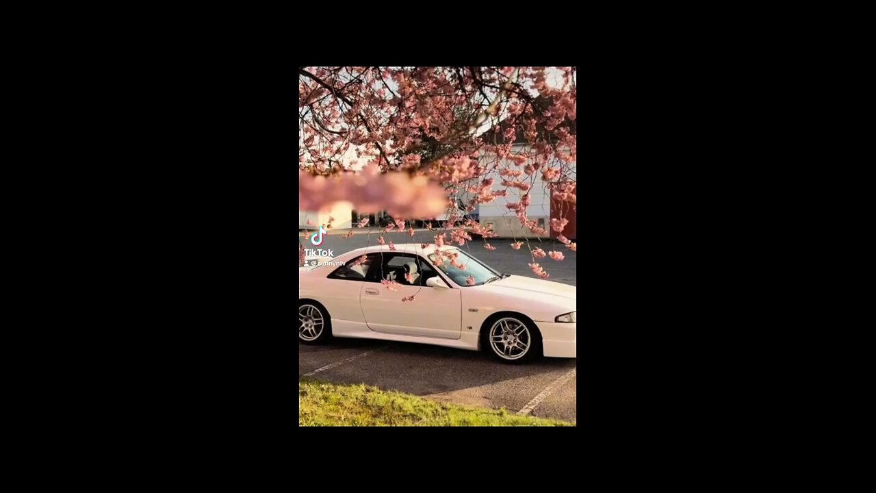 Clean Nissan skyline.