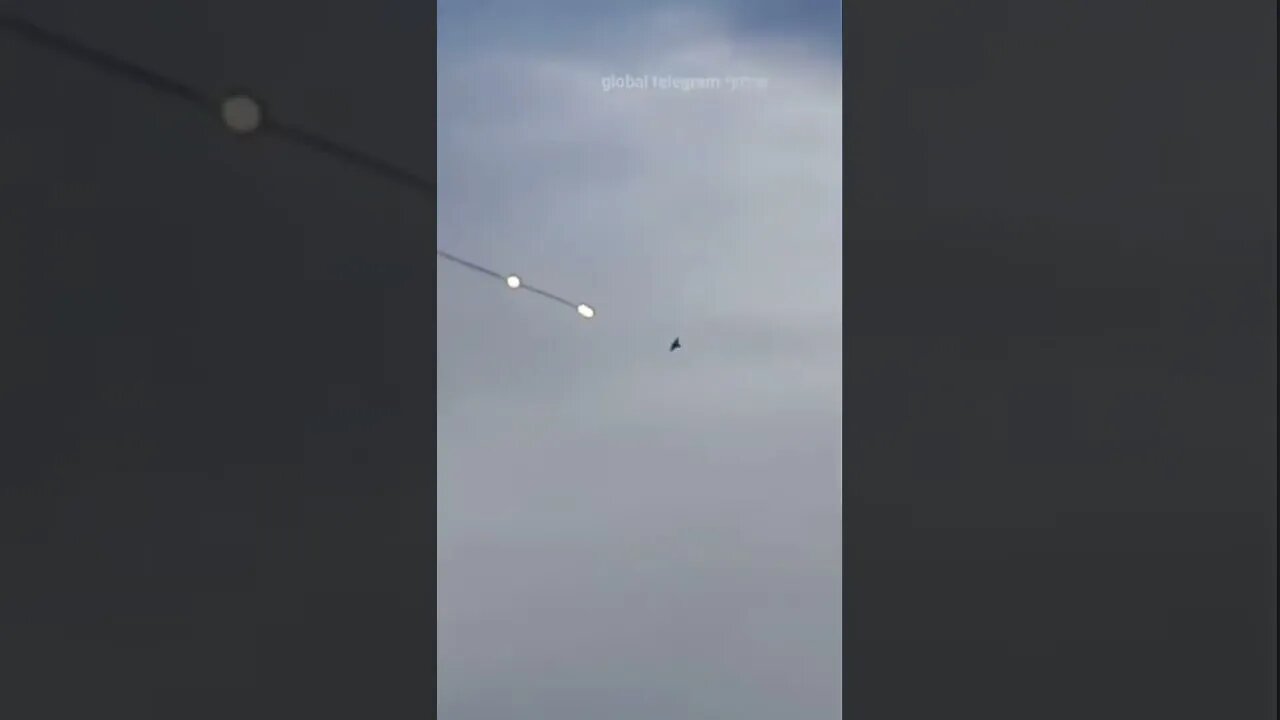 A Russian Su-35S fighter jet releases flares over Luhansk, Donbas!