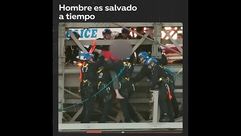 ¡No saltes!: Policía salva a un hombre combativo en el puente de Brooklyn