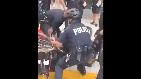 2020: Australian police officers get after disabled black person at Corona protest