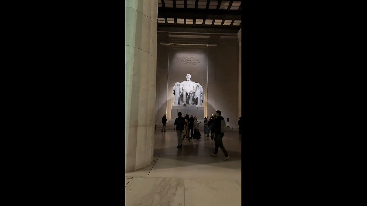 Walking the #ReflectingPool up to the Lincoln Memorial #washingtondc #lincoln #lincolnmemorial