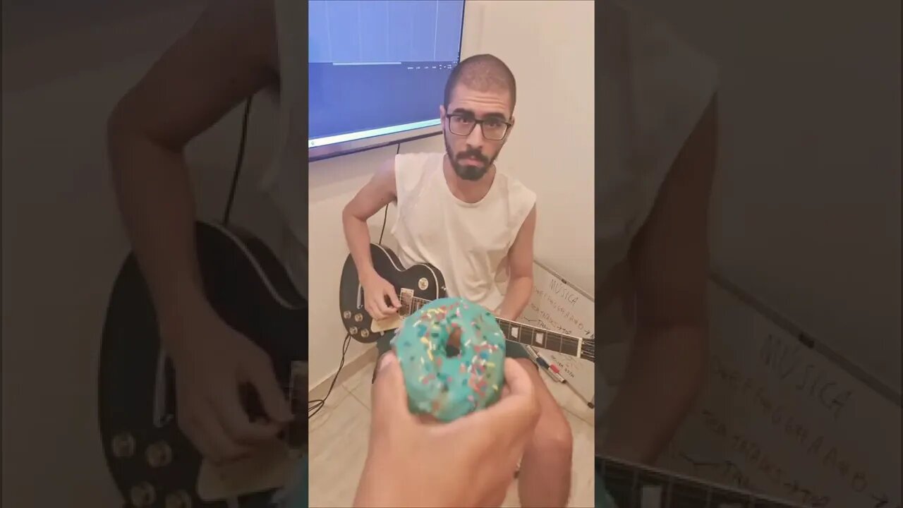 #Shorts Quando o universo te oferece um donut pra você parar de tocar guitarra 🙏🏻