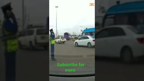 Daring thieves snatch a phone from a traffic cop#shorts