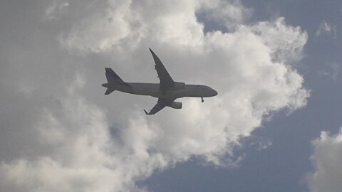 Airbus A320NEO PR-YYI vindo de Belém do Pará e Airbus A320 PR-TYT vindo de Guarulhos para Fortaleza