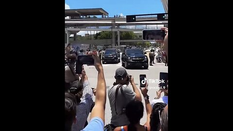 TRUMP❤️🇺🇸🥇MOTORCADE🛣️🏢👮‍♂️🏍️🚙🛻🚓DRIVES THROUGH MIAMI👮🚓🚙🛻🚗🚑🚔⭐️