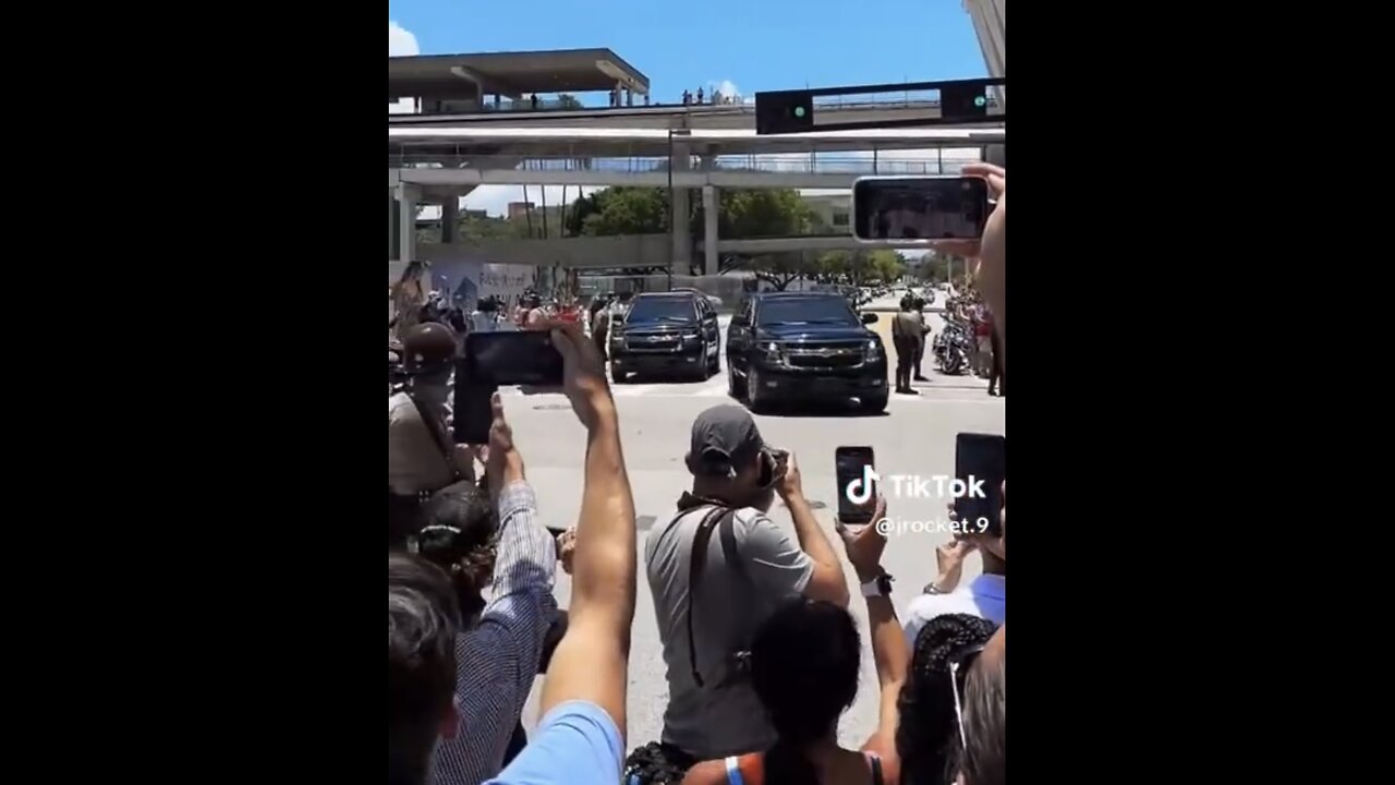 TRUMP❤️🇺🇸🥇MOTORCADE🛣️🏢👮‍♂️🏍️🚙🛻🚓DRIVES THROUGH MIAMI👮🚓🚙🛻🚗🚑🚔⭐️