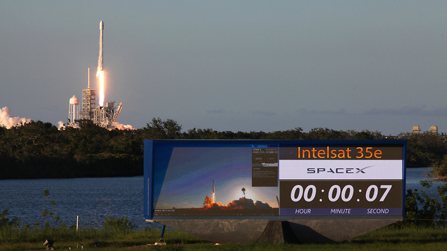 Incredible rocket launch of Intelsat 35e on SpaceX Falcon 9