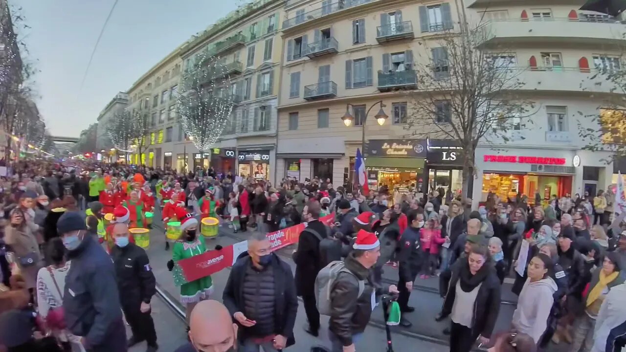 Nice : la parade de Noël encerclée par les manifestants Antipass