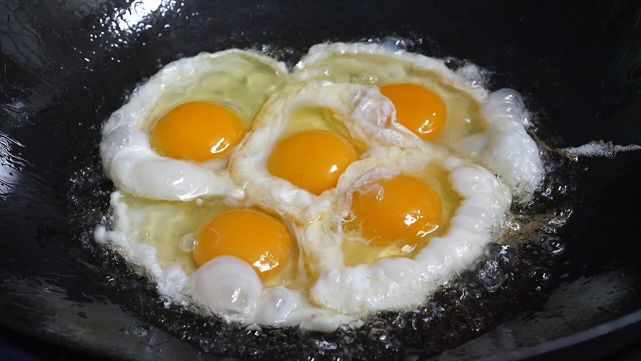 Ovo frito em arroz frito - Comida de Rua Coreana