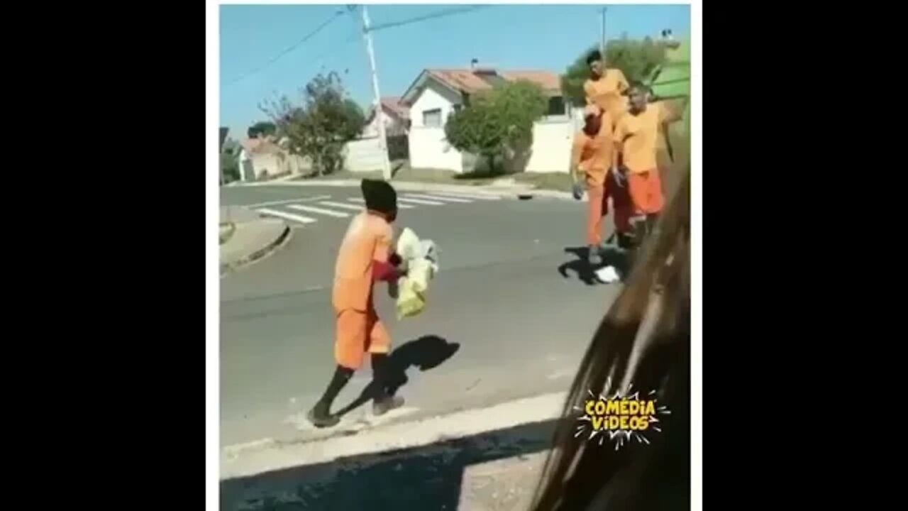 QUANDO VOCE TRABALHA JUNTO DOS SEUS AMIGOS [ MEME ] [ VIRALIZOU ] LIXEIRO TRABALHA FELIZ DEMAIS !!