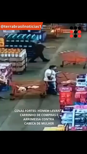 Cenas fortes: homem levanta carrinho de compras e arremessa contra cabeça de mulher
