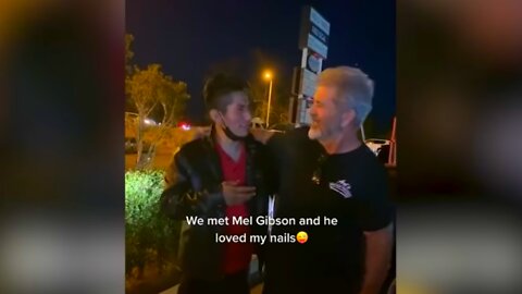 Mel Gibson Fixes A Strangers Tire