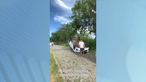 Ibituruna em GV: carro com 5 ocupantes capota na estrada de acesso ao pico e ninguém fica ferido