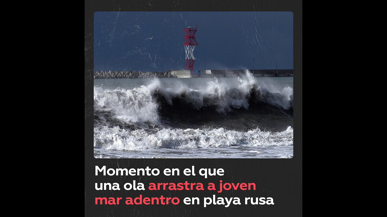 Una joven es arrastrada mar adentro en una playa rusa