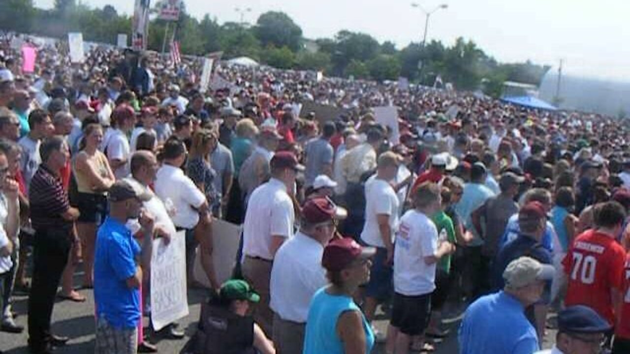 Market basket protest 7-25-14 short Pan crowd from above