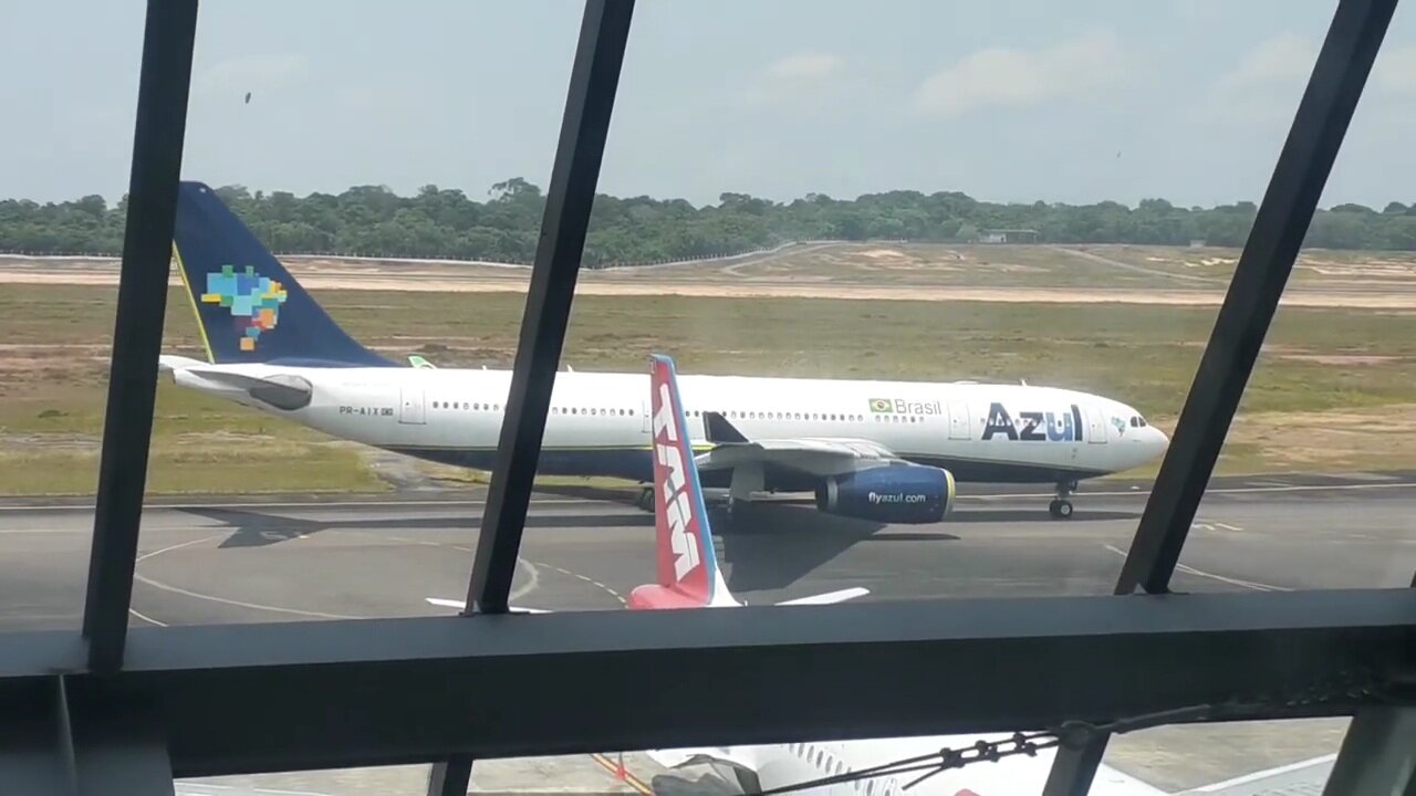 Boeing 737-800 PR-GGP pousa em Manaus vindo de Brasília/Airbus A330 PR-AIX vindo de Campinas