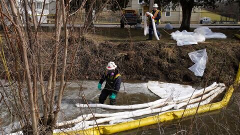 EPA DIRECTOR ON SCENE SAYS PARENTS SHOULD KEEP KIDS OUT OF WATER