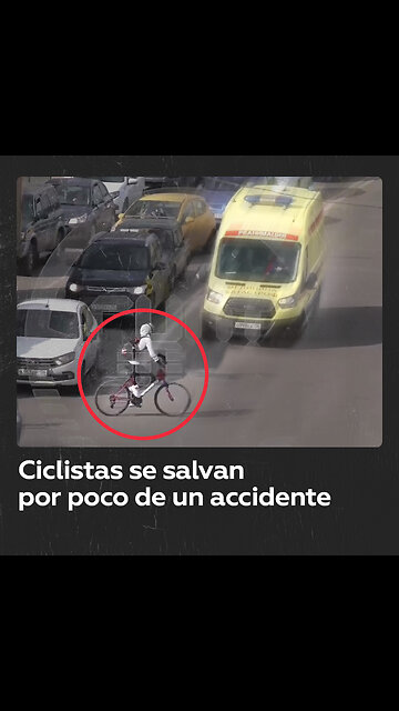 Ambulancia evita atropellar a ciclistas despistados en Rusia