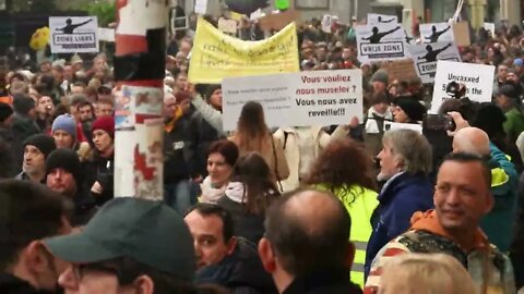 Brussel Vredige Demonstratie eindigt in rellen dankzij Antifa leden 23/1/2022