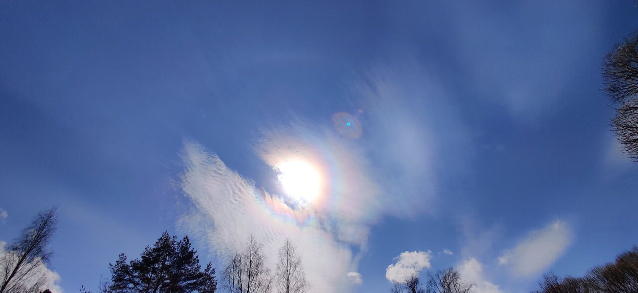 27.4.2024: Halo color, weird clouds.. sun halo?