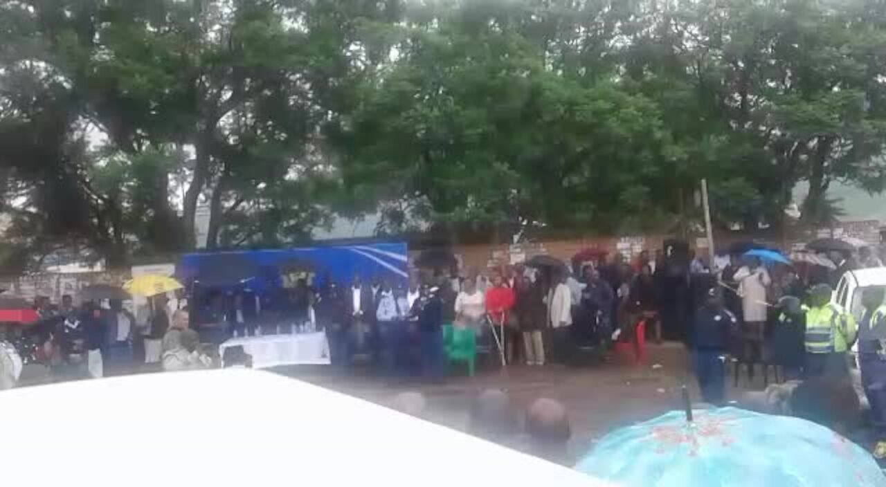 Crowds gather at crime scene of Eastern Cape police station attack (E7n)