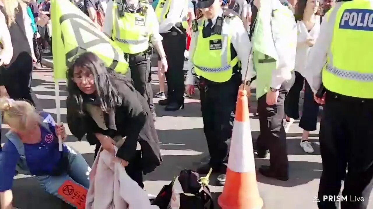 protesters climb marble ar ch