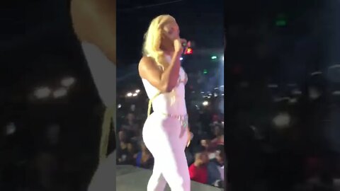 Pretty Pretty Live in Concert, Live Performance