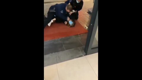 משטרת בלגיה גיבורים על אישה שהורידה מסכה אבל תזכרו שזה הכל למען הבריאות שלכם