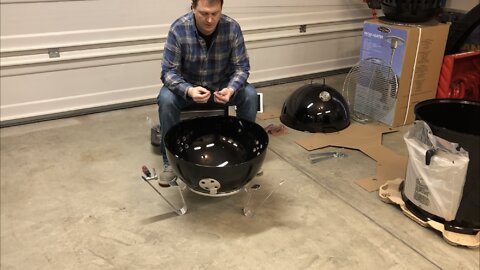 Assembling the Weber Smokey Mountain 22"