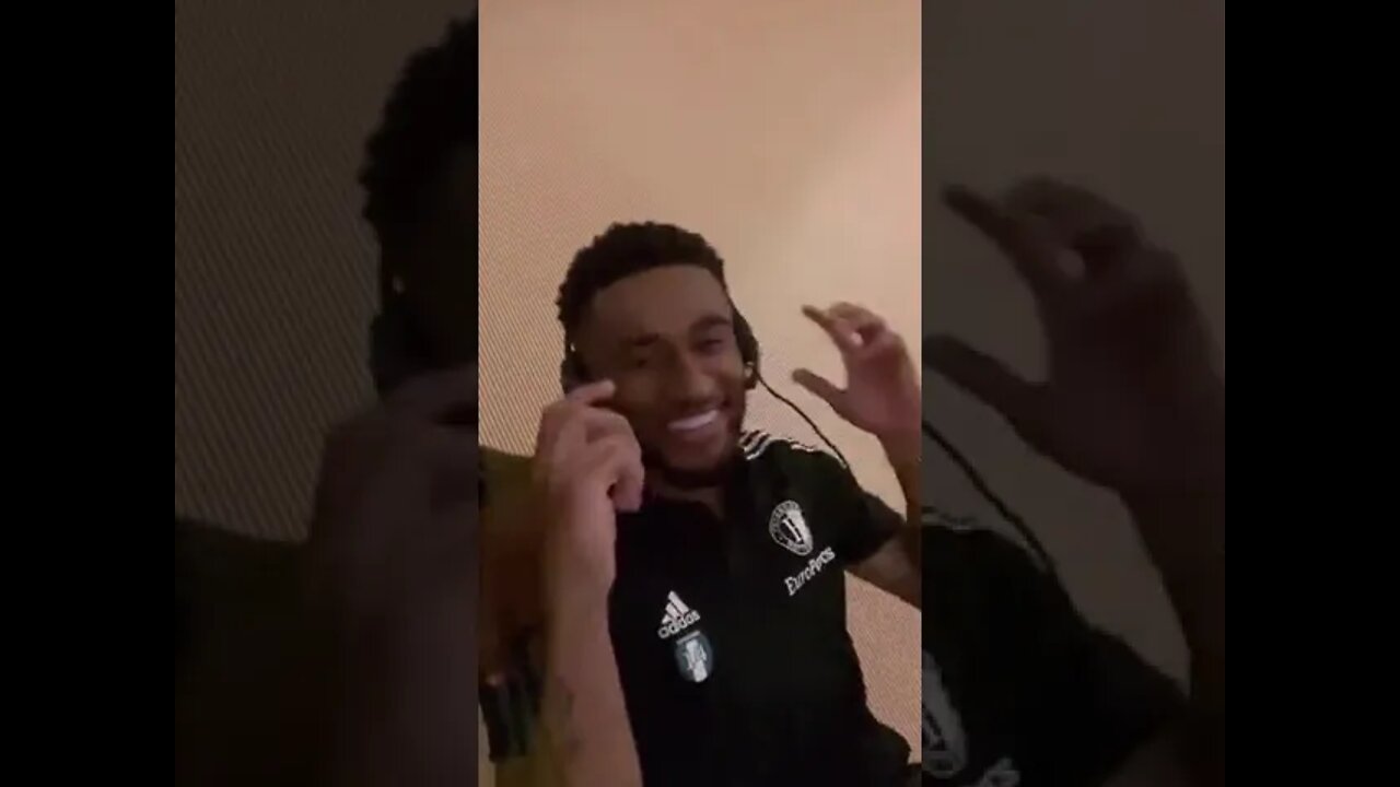 Lutsharel Geertruida en Reiss Nelson aan het chillen in spelershotel Feyenoord in Portugal.