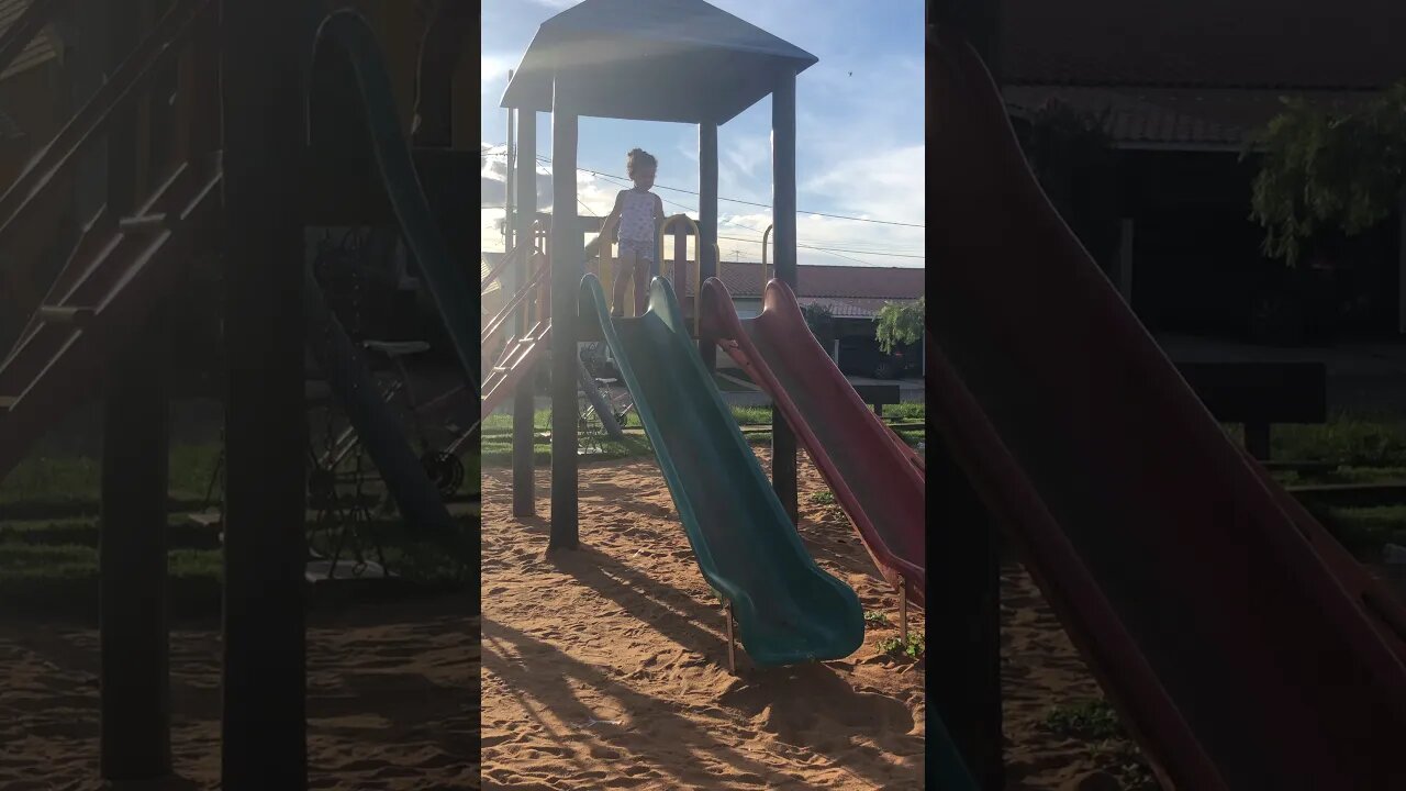 Brincando no parquinho infantil - Playing on the playground - #shorts #linda #bebe