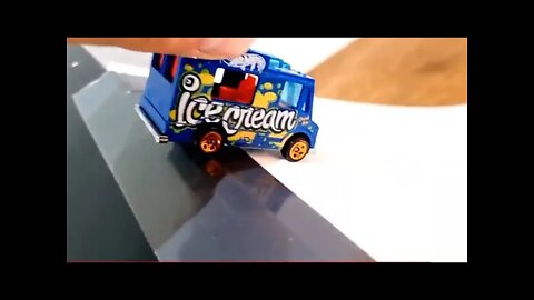 carros em miniatura descendo um escorregador e colidindo um com o outro#carros #carrosnabanheira