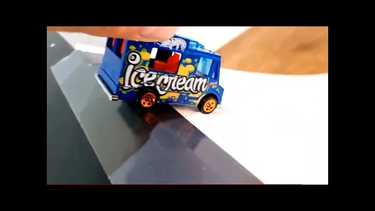 carros em miniatura descendo um escorregador e colidindo um com o outro#carros #carrosnabanheira