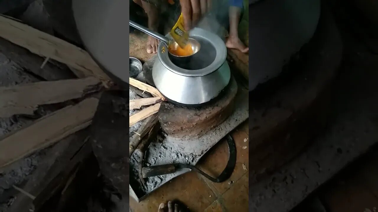 कामवाली बाई सब्जी बना रही है