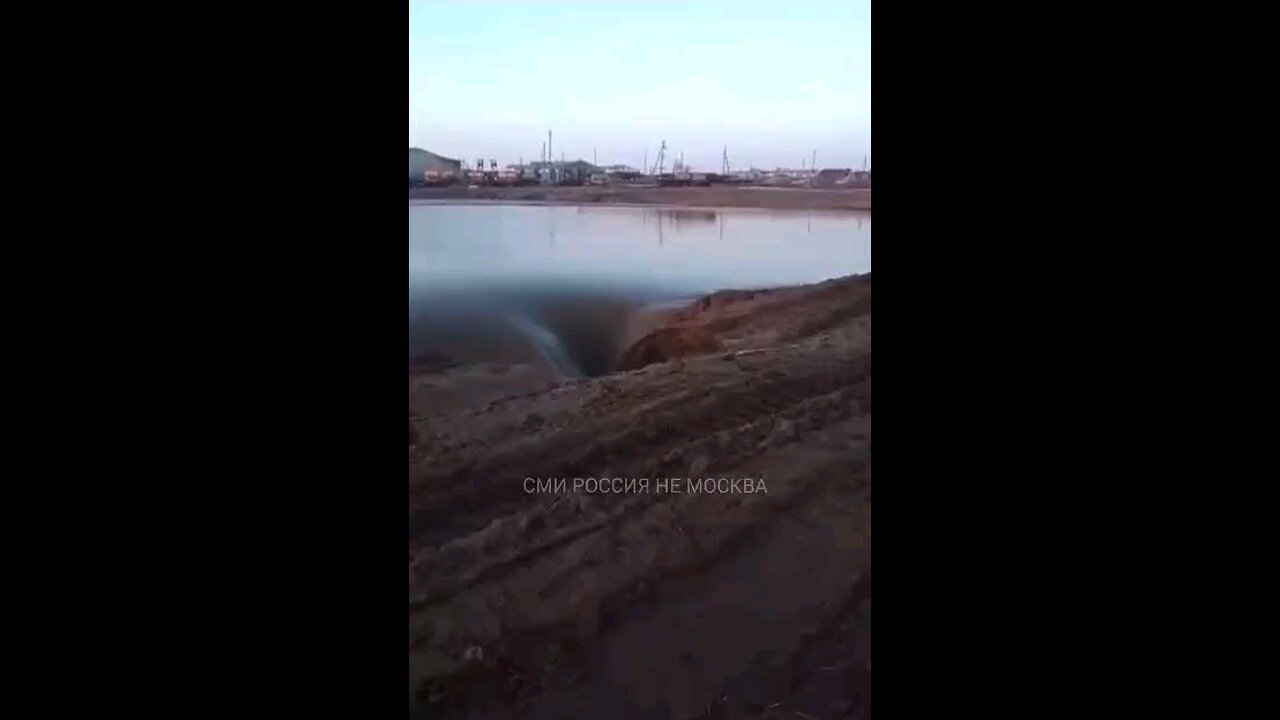 BREAKING Russia: Local residents film one of the moments of a dam breaking in Orsk and shout hurrah