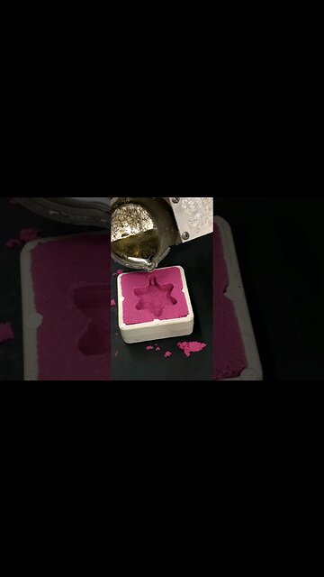 Amazing Kinetic Sand - Casting Metal with Kinetic Sand - #trending