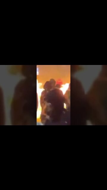 Протестующие разожгли костры у здания администрации в Актобе.