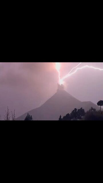 Lightning display over the Volcán de Fuego, Guatemala.