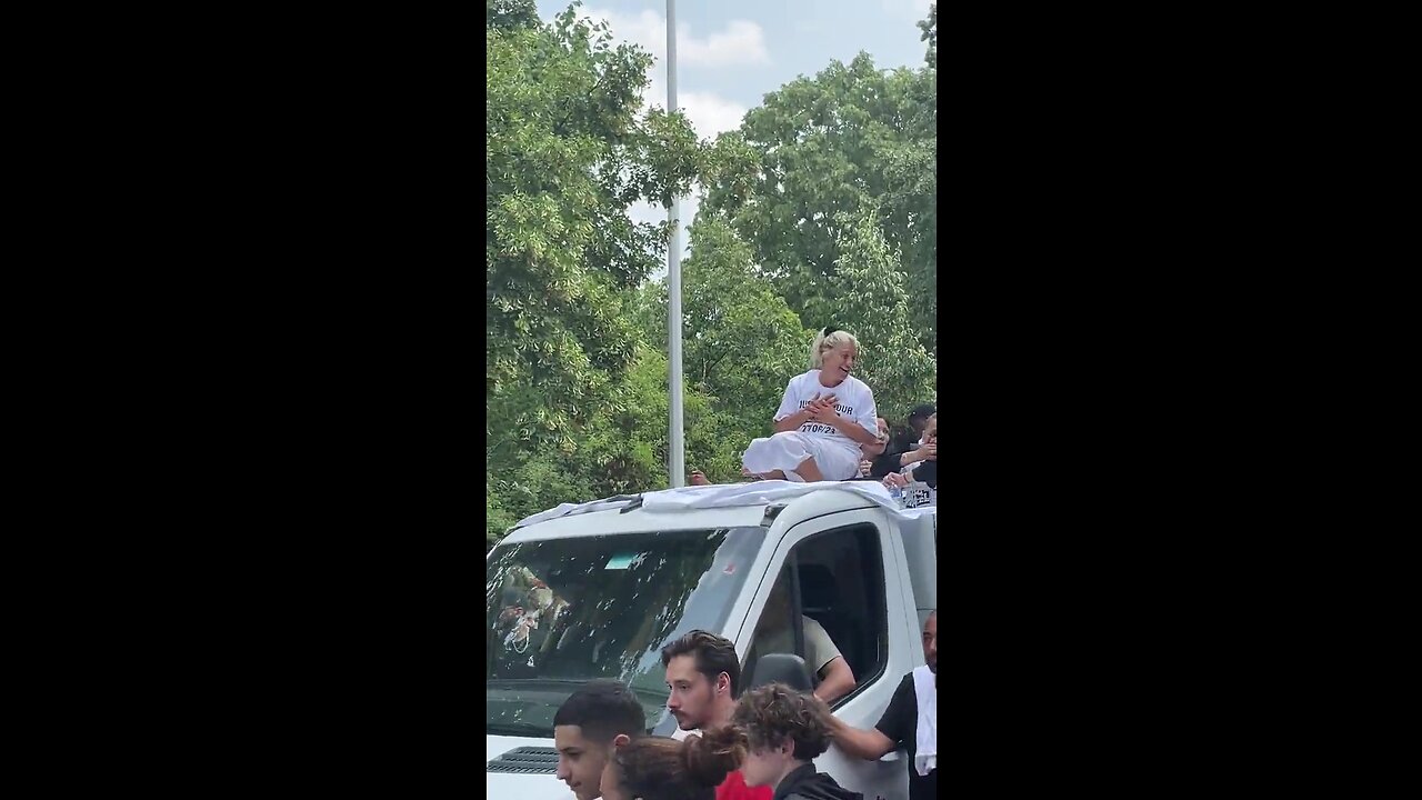 Con una sonrisa de oreja a oreja y dándose un baño de masas, así guarda el luto la madre de Nahel