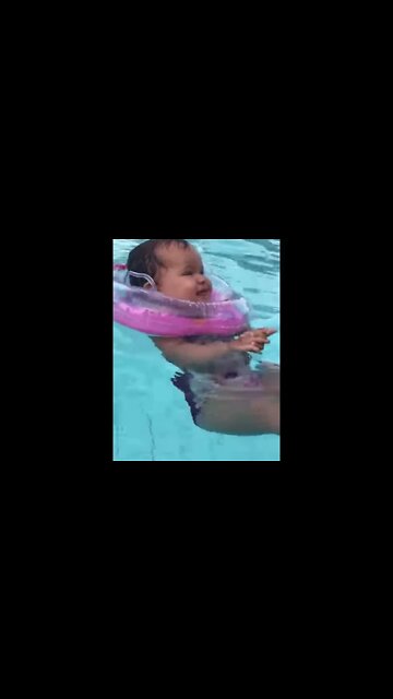 Baby in the pool - 婴儿在游泳池 - Yīng'ér zài yóuyǒngchí - #shorts #linda #bebe #viral