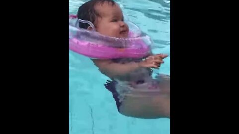 Baby in the pool - 婴儿在游泳池 - Yīng'ér zài yóuyǒngchí - #shorts #linda #bebe #viral