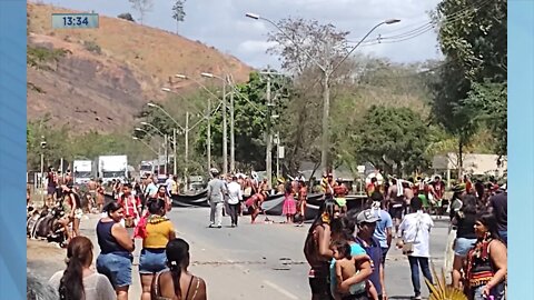 Agora em Valadares: Índios interditam Próximo a Hospital e Trânsito está interrompido.