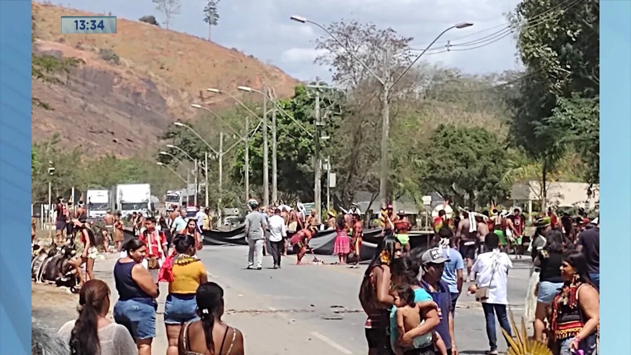 Agora em Valadares: Índios interditam Próximo a Hospital e Trânsito está interrompido.