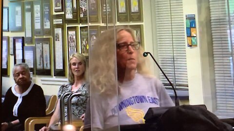 Debra shows uselessness of masks in schools